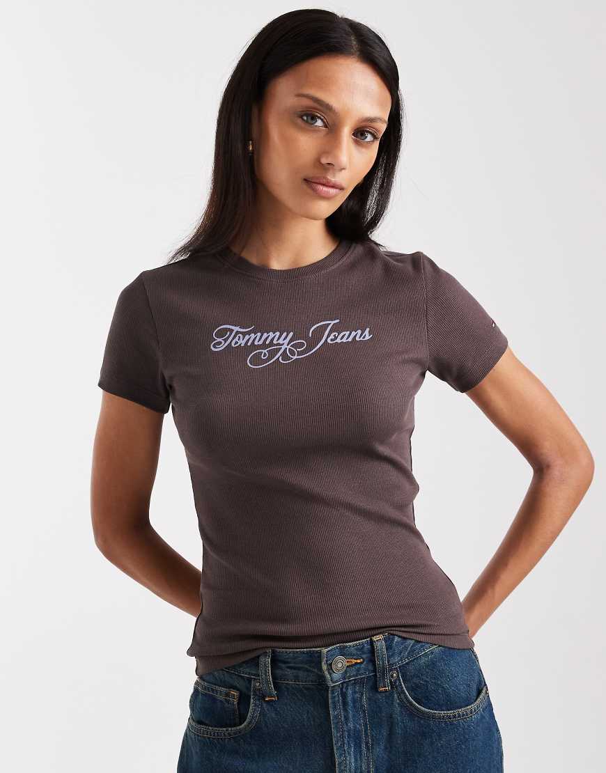 Tommy Jeans - T-Shirt in Dunkelbraun mit Logo-Schriftzug-Brown von Tommy Jeans