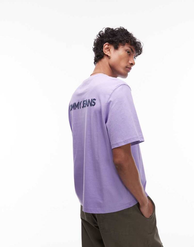 Tommy Jeans - T-Shirt in Dunst-Lila mit Logoprint auf dem Rücken von Tommy Jeans