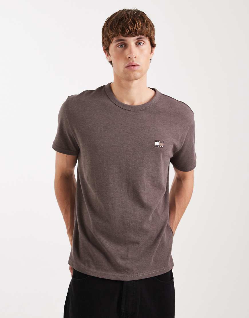 Tommy Jeans - T-Shirt in Grau mit Logo-Aufnäher auf der Brust von Tommy Jeans