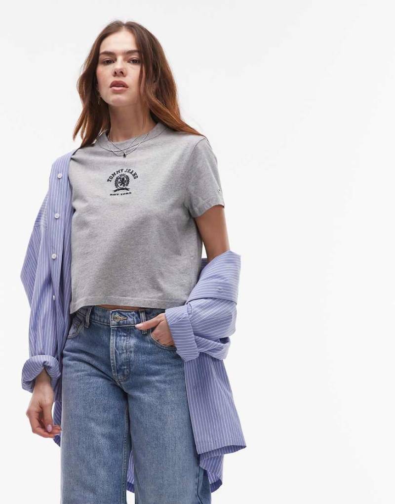 Tommy Jeans - T-Shirt in Grau mit Wappen-Logo im College-Design von Tommy Jeans