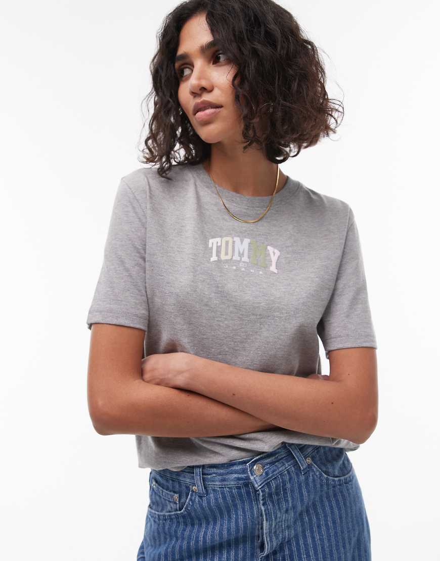 Tommy Jeans - T-Shirt in Grau mit buntem College-Logo Tommy Jeans - T-Shirt in Grau mit buntem College-Logo von Tommy Jeans