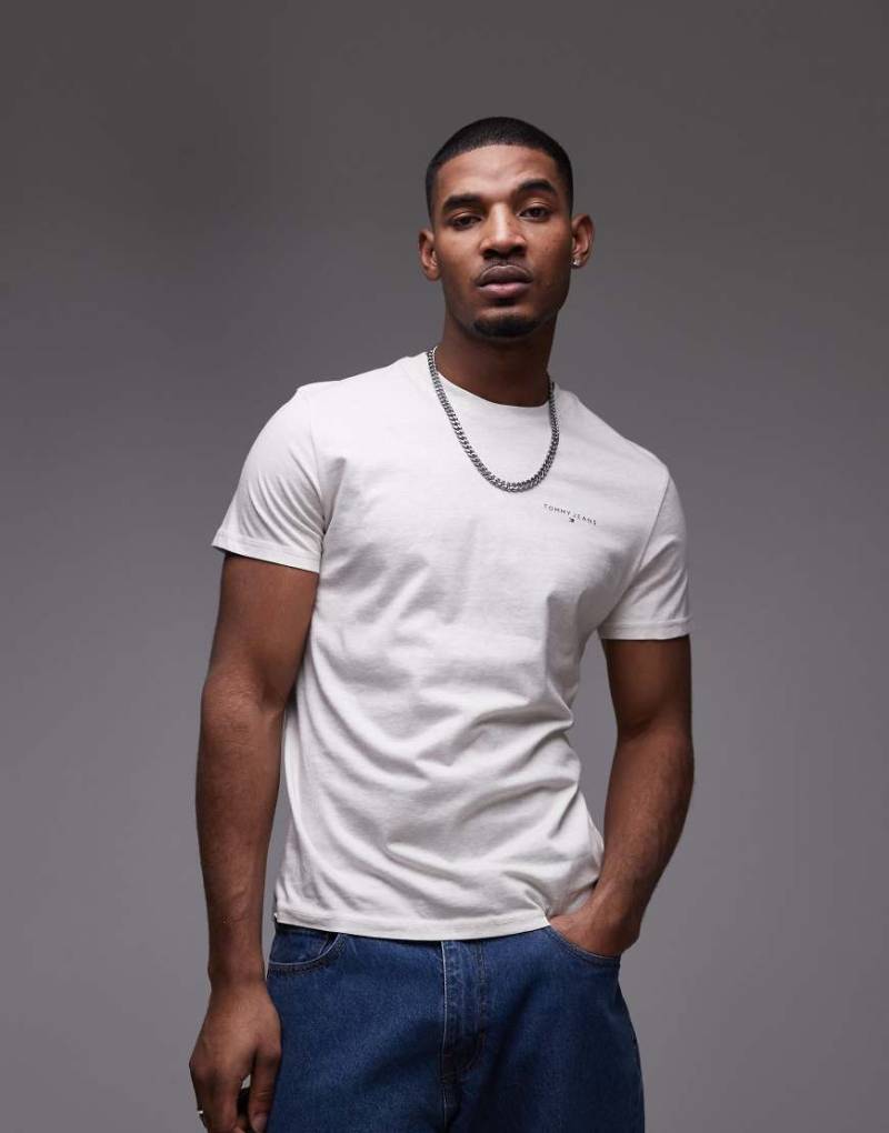 Tommy Jeans - T-Shirt in Haferbeige mit kleinem Logo auf der Brust-Neutral von Tommy Jeans