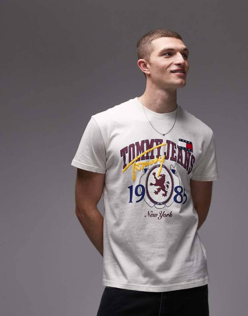 Tommy Jeans - T-Shirt in Hellbeige mit Universitäts-Rückenprint-Neutral von Tommy Jeans