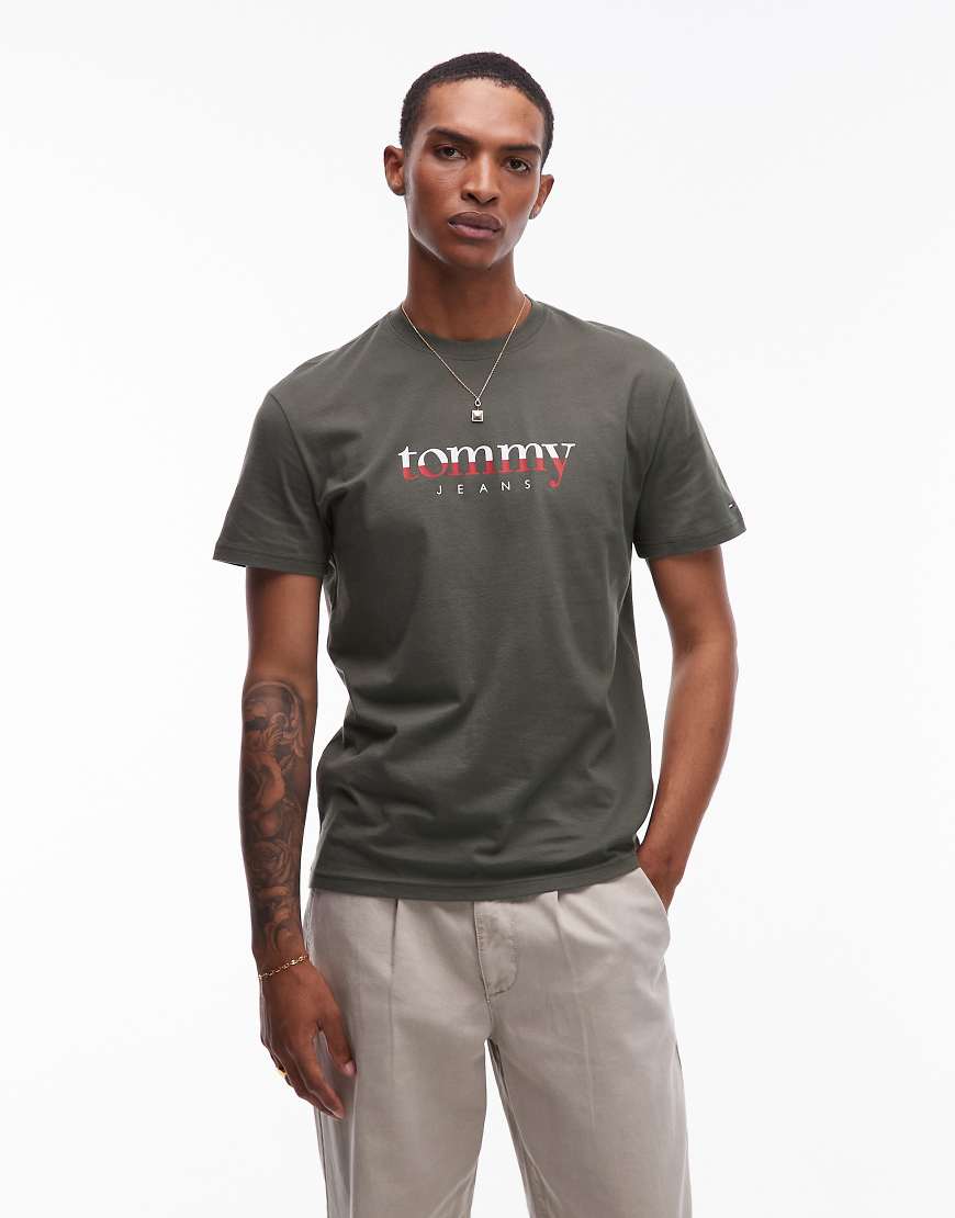 Tommy Jeans - T-Shirt in Khaki mit großem Farbverlauf-Logo-Grün von Tommy Jeans