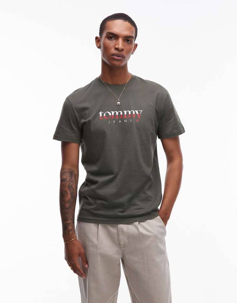 Tommy Jeans - T-Shirt in Khaki mit großem Farbverlauf-Logo-Grün von Tommy Jeans
