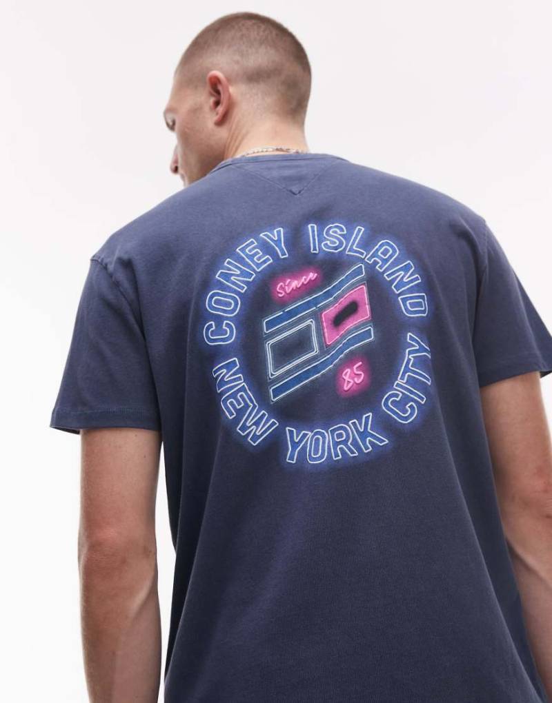 Tommy Jeans - T-Shirt in Marineblau mit „Coney Island"-Neonschild-Print auf dem Rücken von Tommy Jeans
