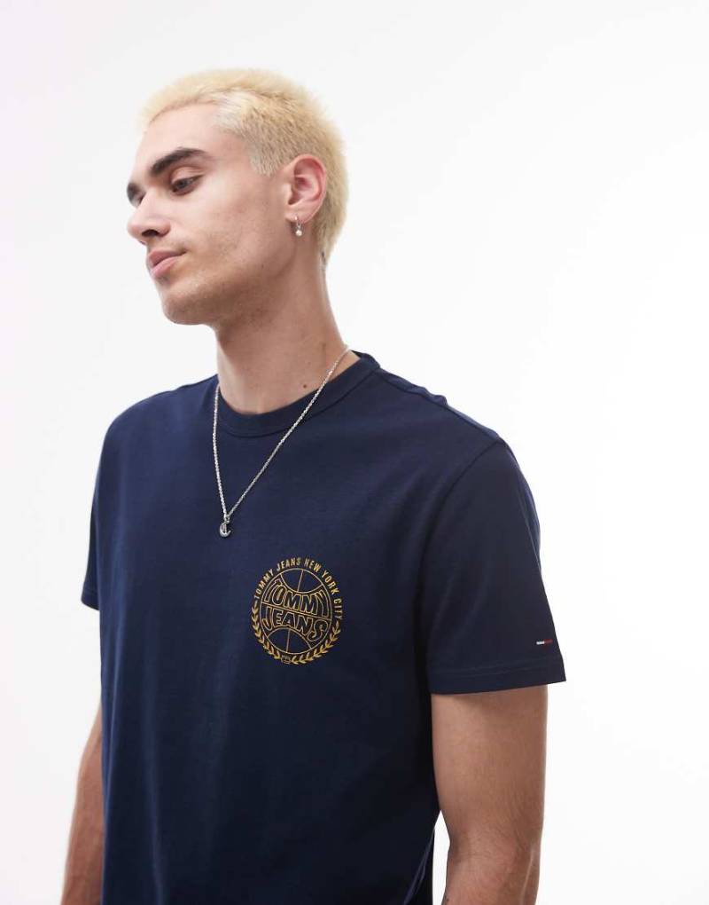 Tommy Jeans - T-Shirt in Marineblau mit Basketball-Logo auf der Brust von Tommy Jeans