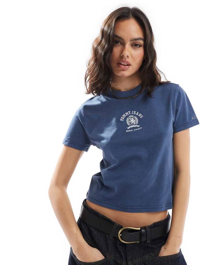 Tommy Jeans - T-Shirt in Marineblau mit College-Wappen-Logo von Tommy Jeans