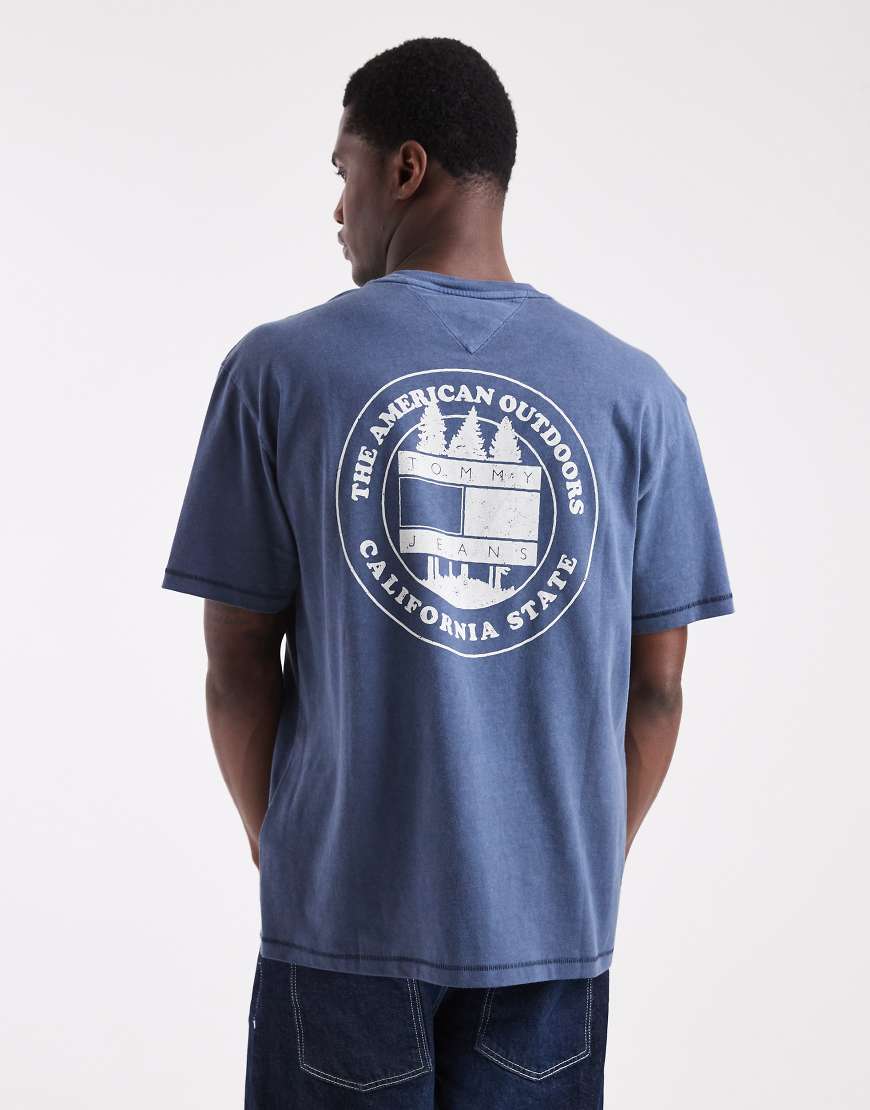 Tommy Jeans - T-Shirt in Marineblau mit Outdoor-Logo-Grafikprint auf der Brust von Tommy Jeans