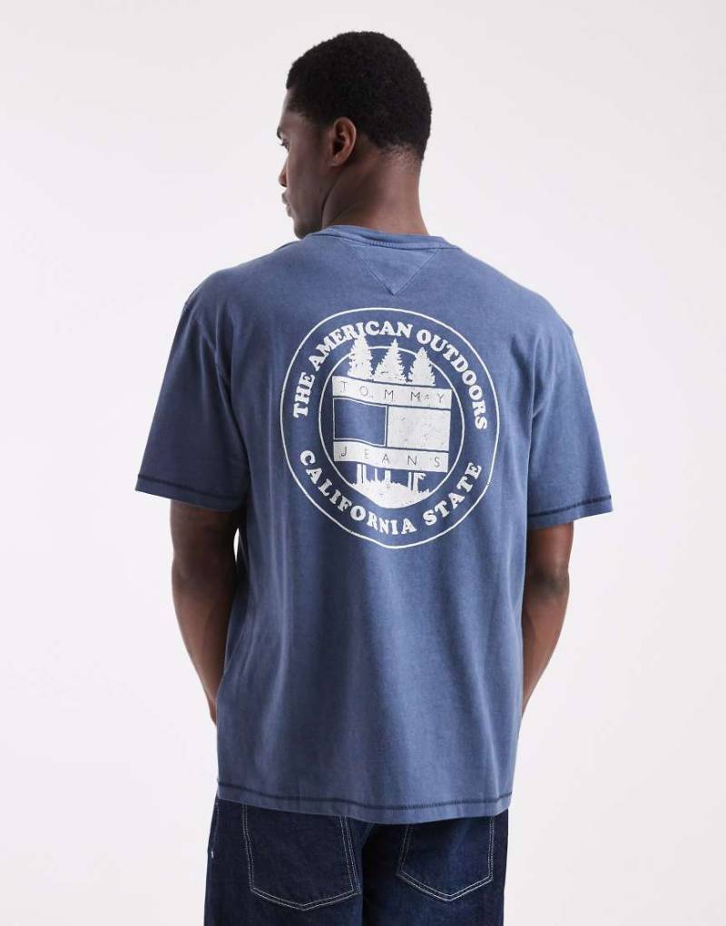 Tommy Jeans - T-Shirt in Marineblau mit Outdoor-Logo-Grafikprint auf der Brust von Tommy Jeans