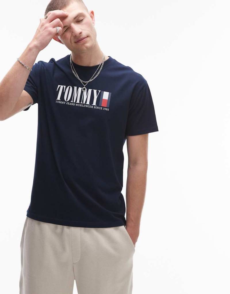 Tommy Jeans - T-Shirt in Marineblau mit linearem Flaggen-Logo von Tommy Jeans