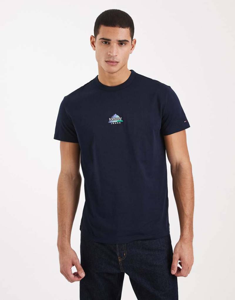 Tommy Jeans - T-Shirt in Marineblau mit mittigem Berggipfel-Motiv und Logo von Tommy Jeans