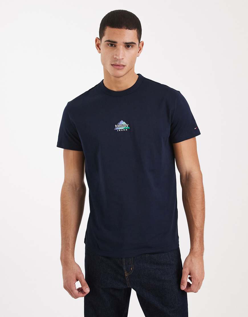 Tommy Jeans - T-Shirt in Marineblau mit mittigem Berggipfel-Motiv und Logo von Tommy Jeans