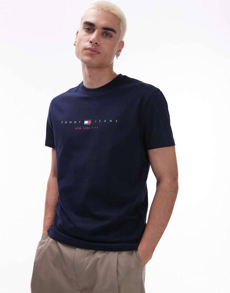 Tommy Jeans - T-Shirt in Marineblau mit mittigem linearem Logo von Tommy Jeans