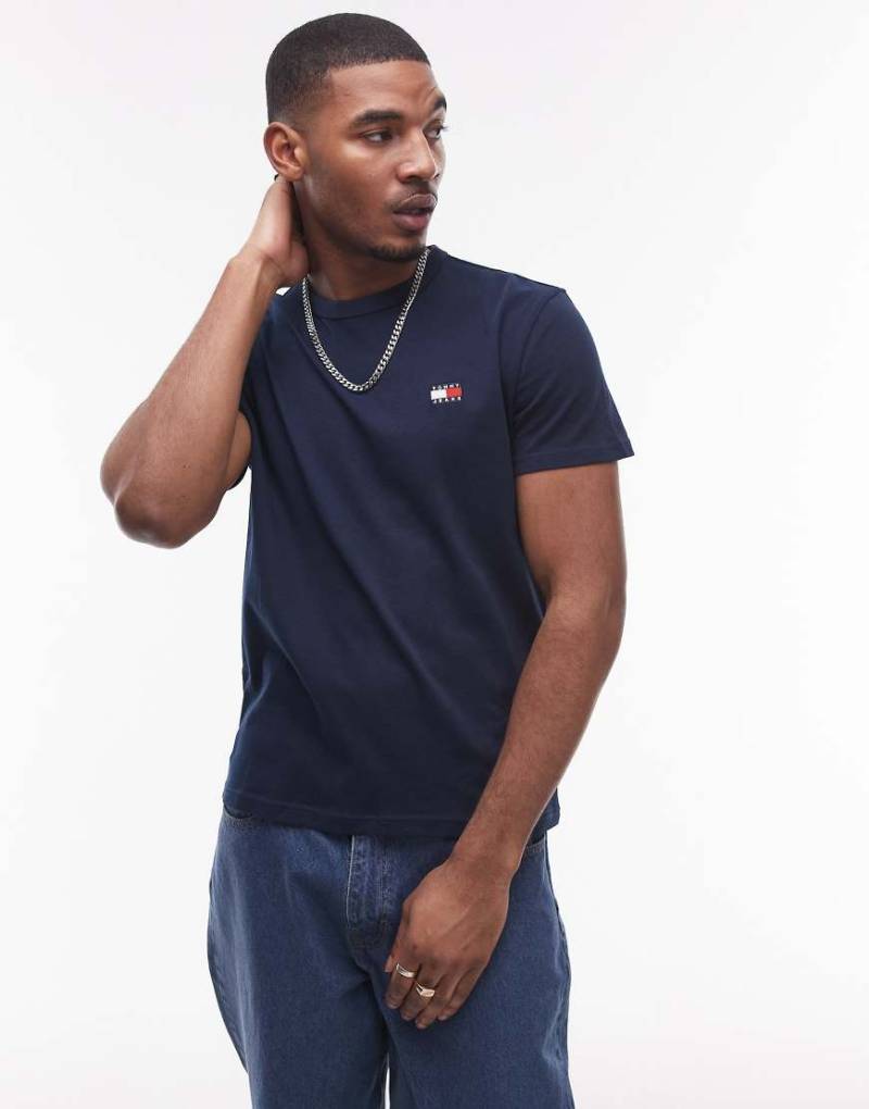 Tommy Jeans - T-Shirt in Marineblau mit normalem Schnitt und Logo-Aufnäher von Tommy Jeans