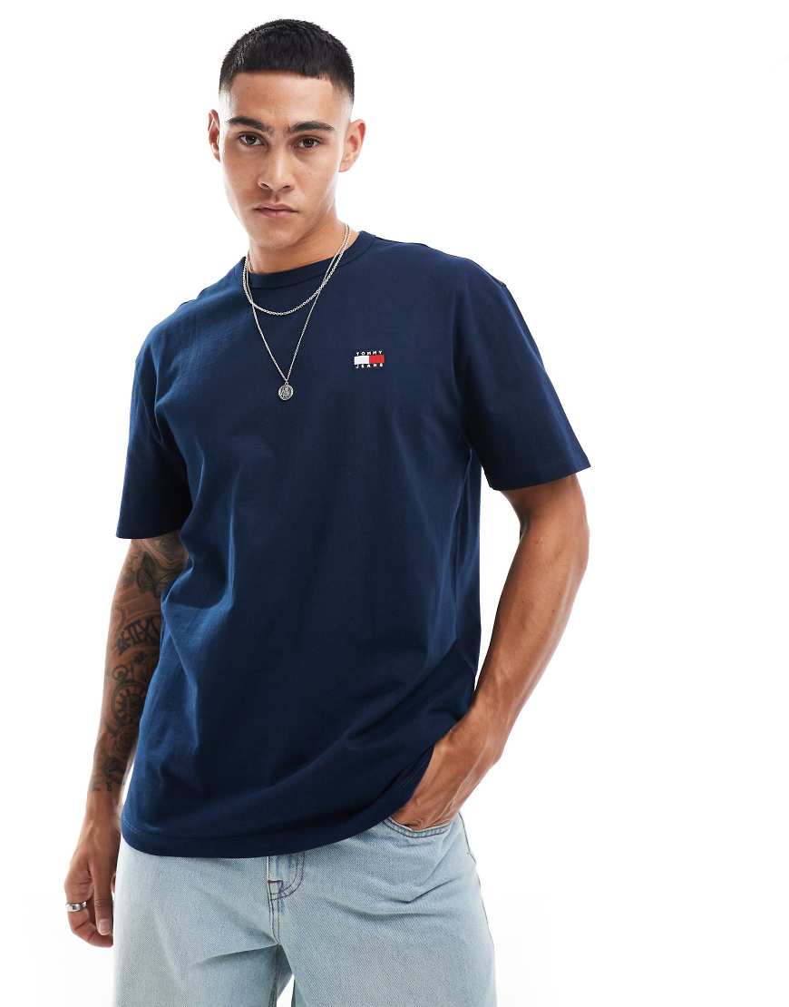 Tommy Jeans - T-Shirt in Marineblau mit normalem Schnitt und Logo-Aufnäher von Tommy Jeans