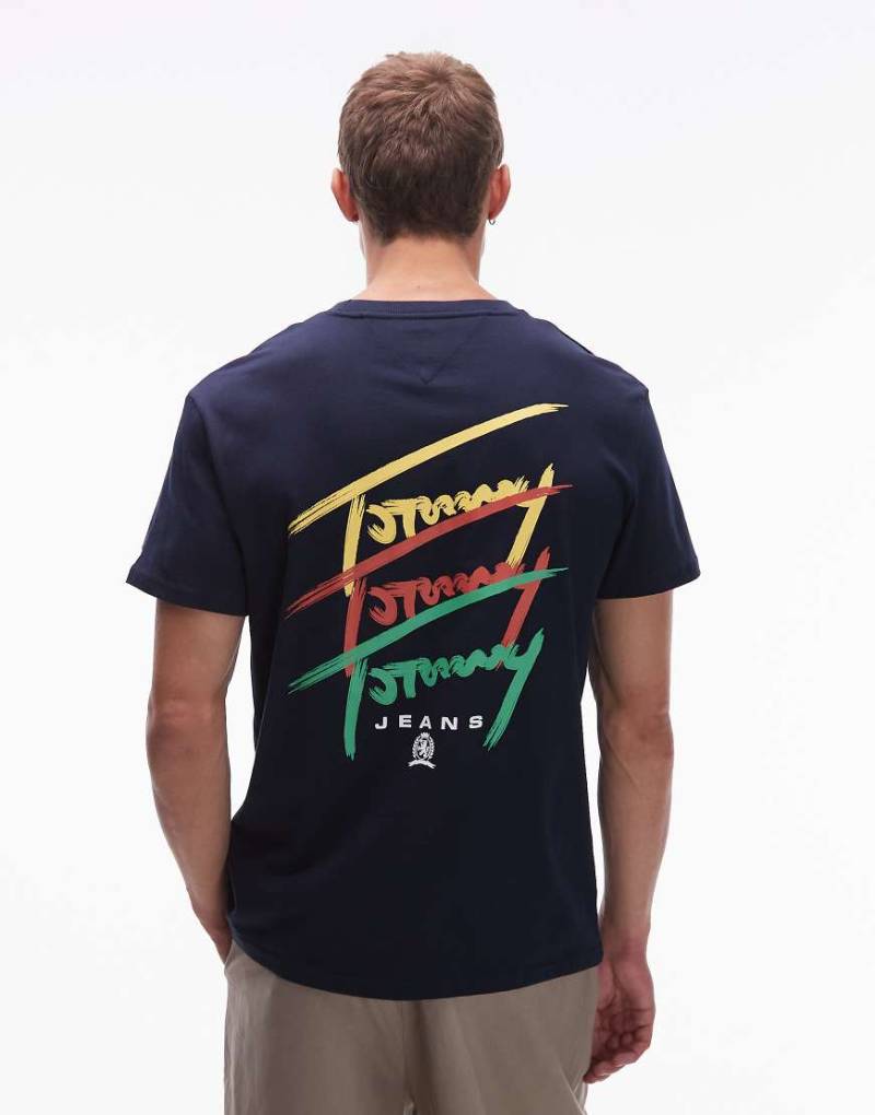 Tommy Jeans - T-Shirt in Marineblau mit sich wiederholendem Signatur-Rückenprint von Tommy Jeans