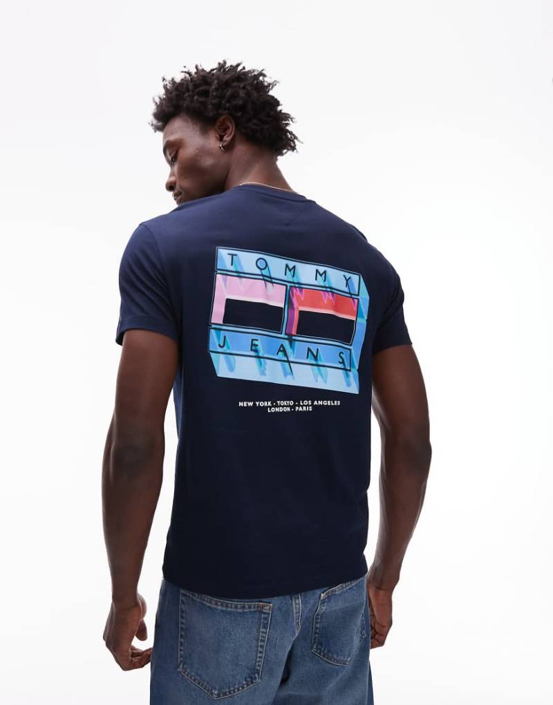 Tommy Jeans - T-Shirt in Marineblau mit verschwommenem Flaggenprint von Tommy Jeans
