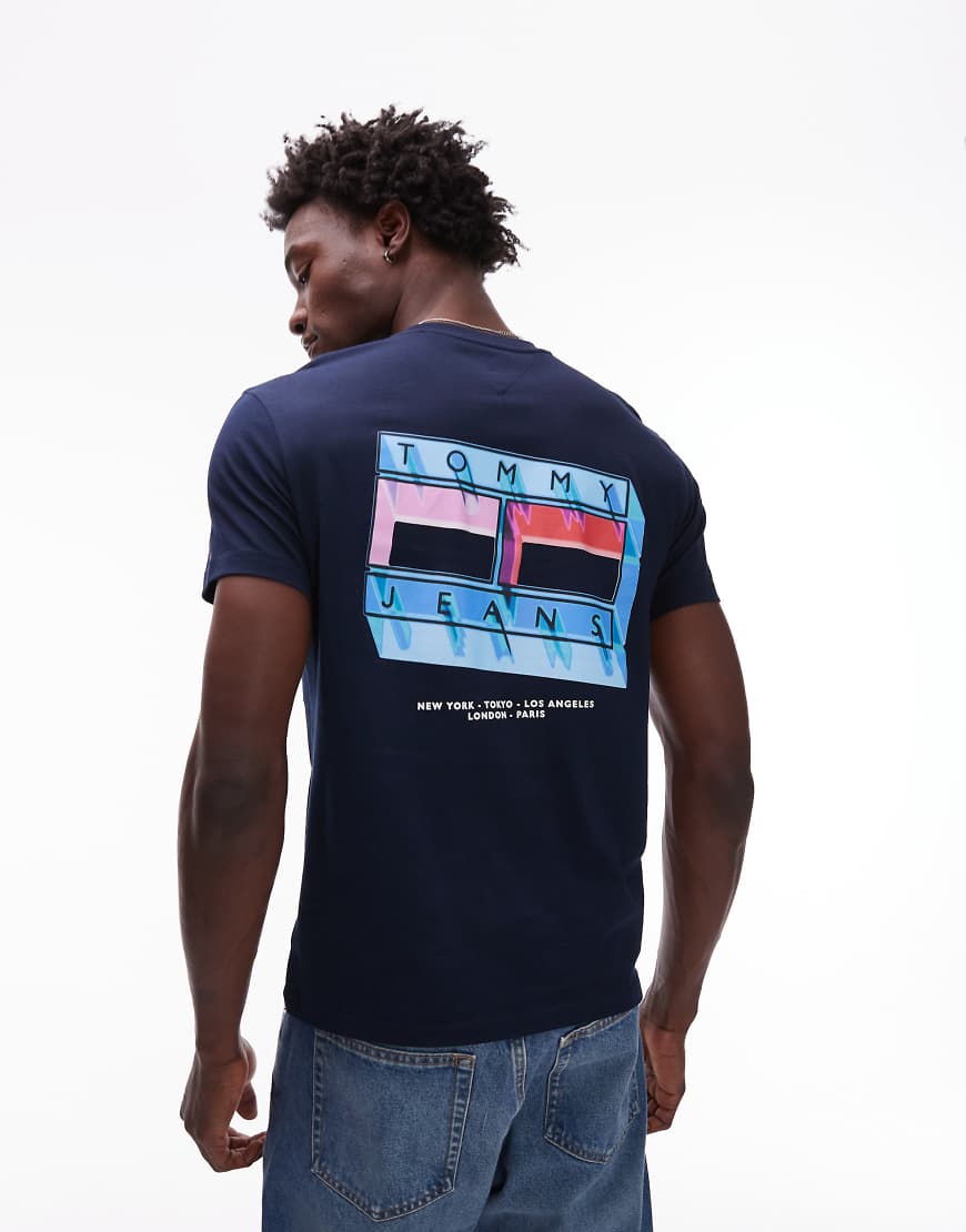 Tommy Jeans - T-Shirt in Marineblau mit verschwommenem Flaggenprint von Tommy Jeans