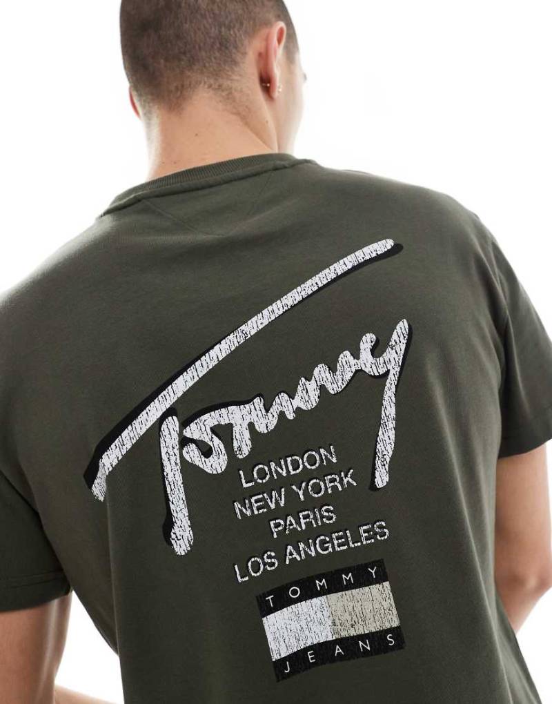 Tommy Jeans - T-Shirt in Olivgrün und Weiß mit normalem Schnitt und Signatur-Print auf dem Rücken von Tommy Jeans