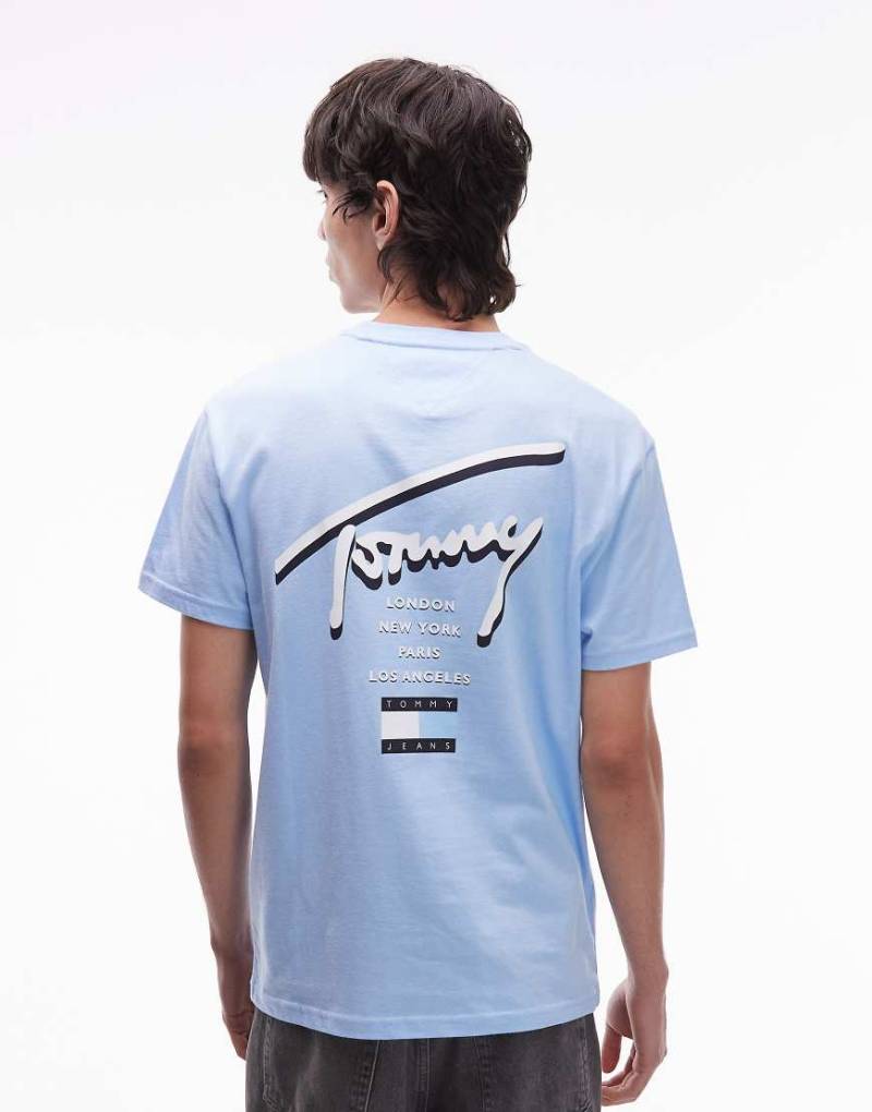Tommy Jeans - T-Shirt in Puderblau mit Markenschriftzug auf der Rückseite von Tommy Jeans