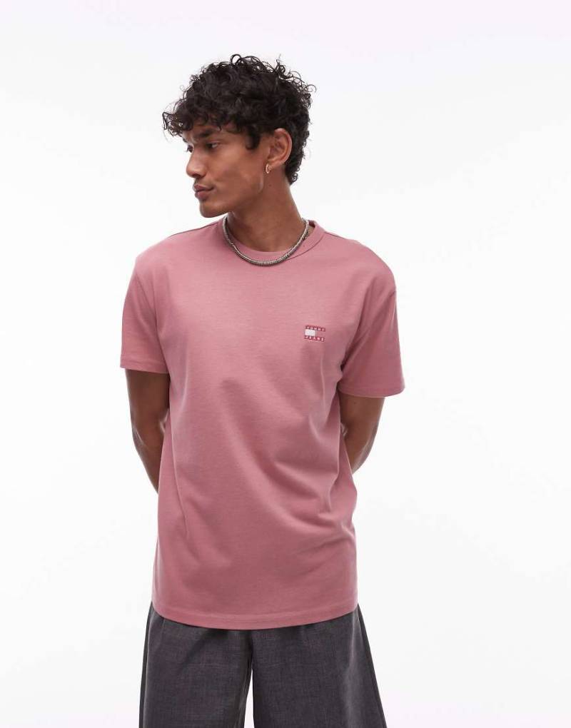 Tommy Jeans - T-Shirt in Rosa mit farblich abgestimmtem Logo-Aufnäher von Tommy Jeans