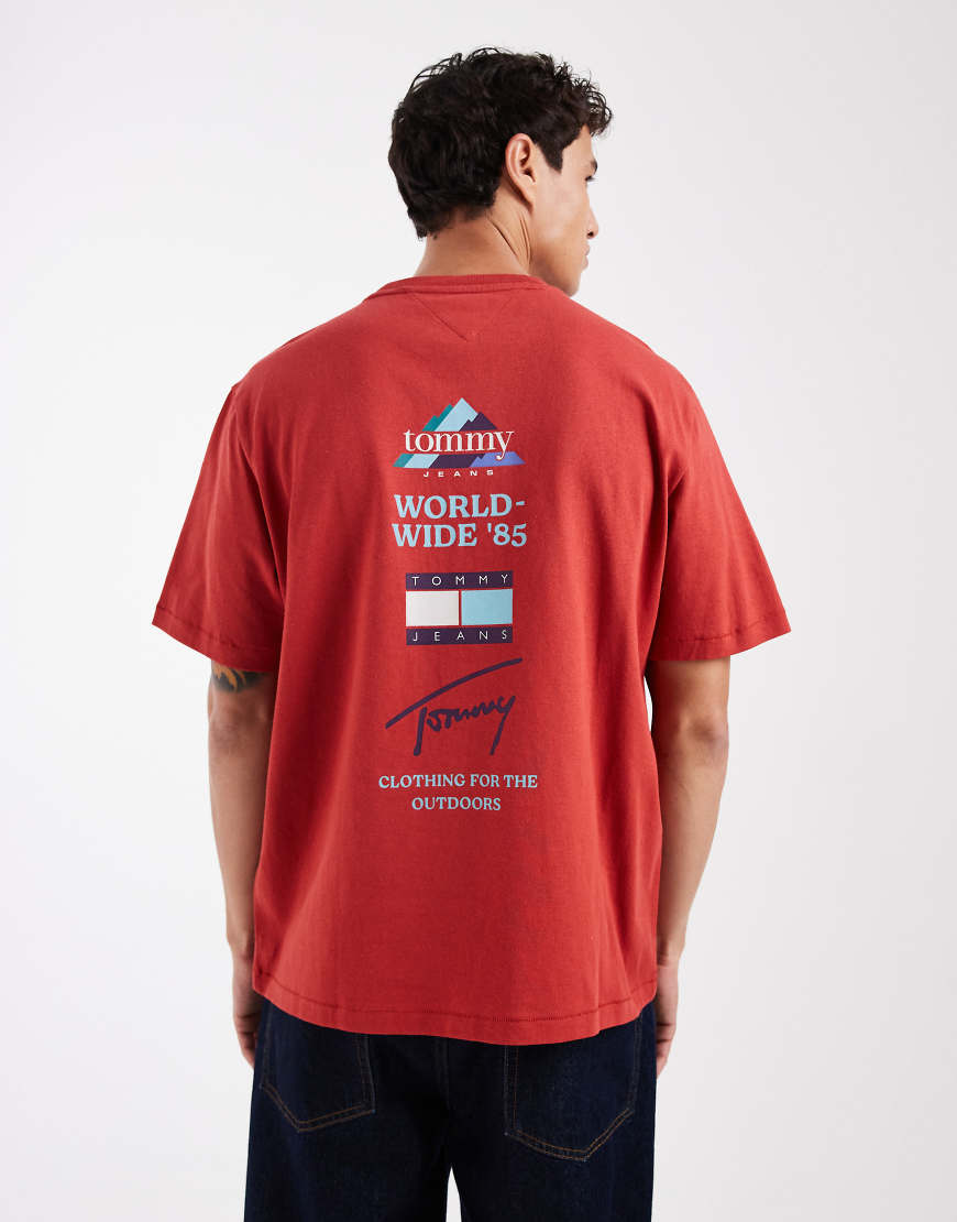 Tommy Jeans - T-Shirt in Rot mit Flag-Logo und Bergspitze-Grafikmotiv auf dem Rücken von Tommy Jeans