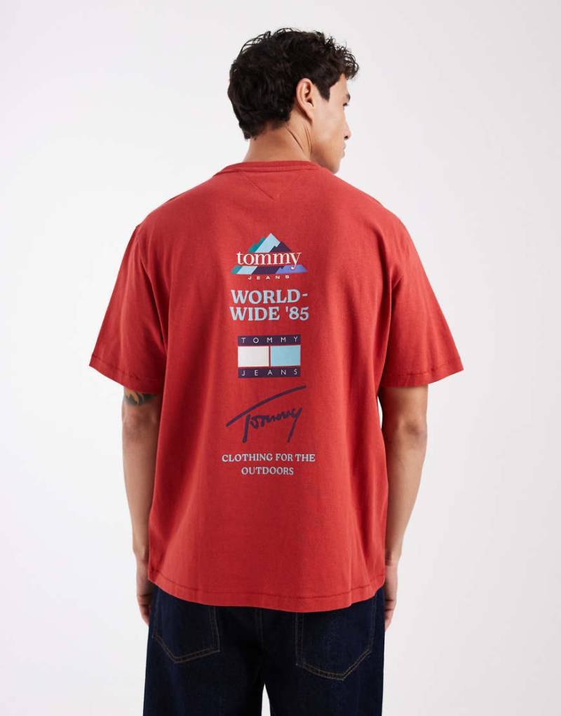 Tommy Jeans - T-Shirt in Rot mit Flag-Logo und Bergspitze-Grafikmotiv auf dem Rücken von Tommy Jeans