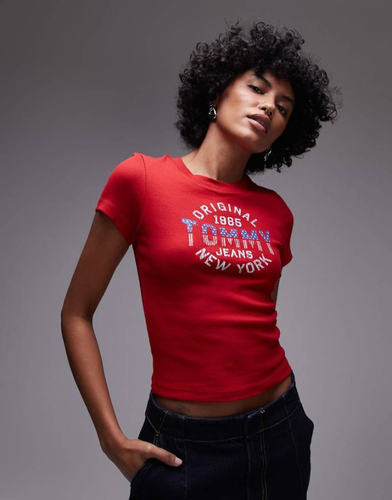 Tommy Jeans - T-Shirt in Rot mit mittigem „USA"-Logo von Tommy Jeans