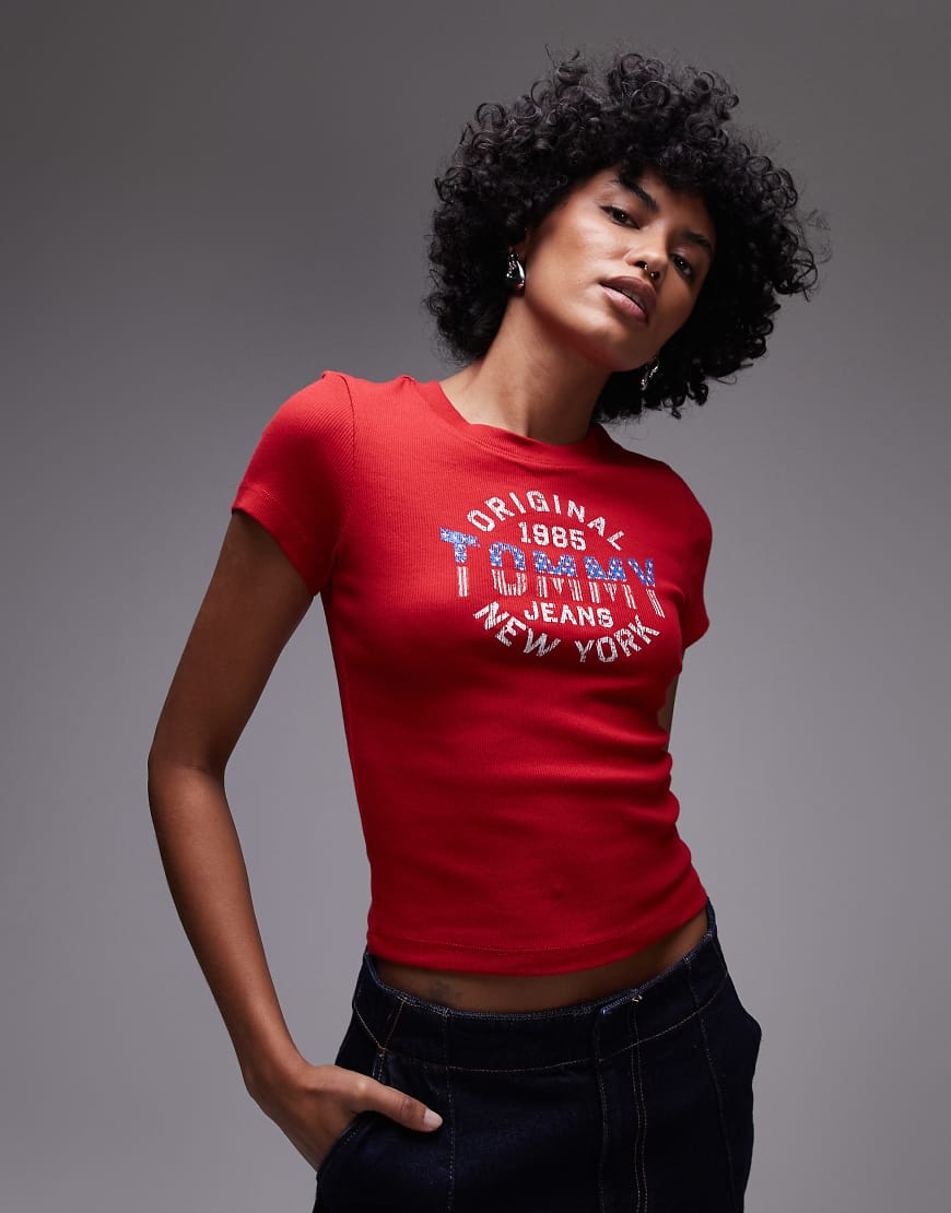 Tommy Jeans - T-Shirt in Rot mit mittigem „USA"-Logo von Tommy Jeans