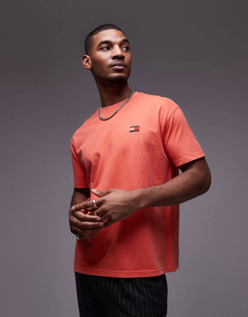 Tommy Jeans - T-Shirt in Rot mit regulärem Schnitt und Logo-Aufnäher von Tommy Jeans