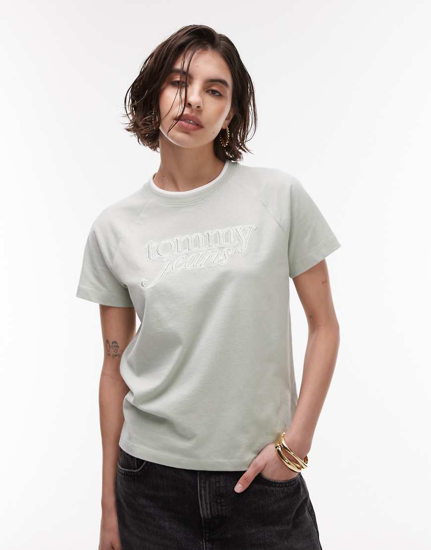 Tommy Jeans - T-Shirt in Salbeigrün mit großem Stickerei-Logo Tommy Jeans - T-Shirt in Salbeigrün mit großem Stickerei-Logo von Tommy Jeans