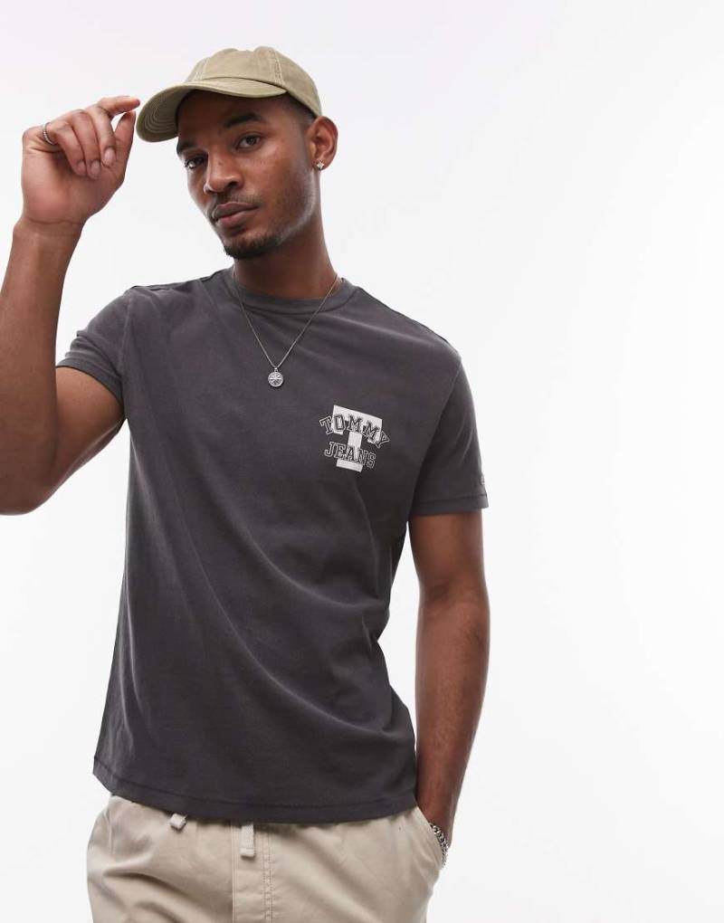 Tommy Jeans - T-Shirt in Schwarz mit College-Logo auf der Brust von Tommy Jeans