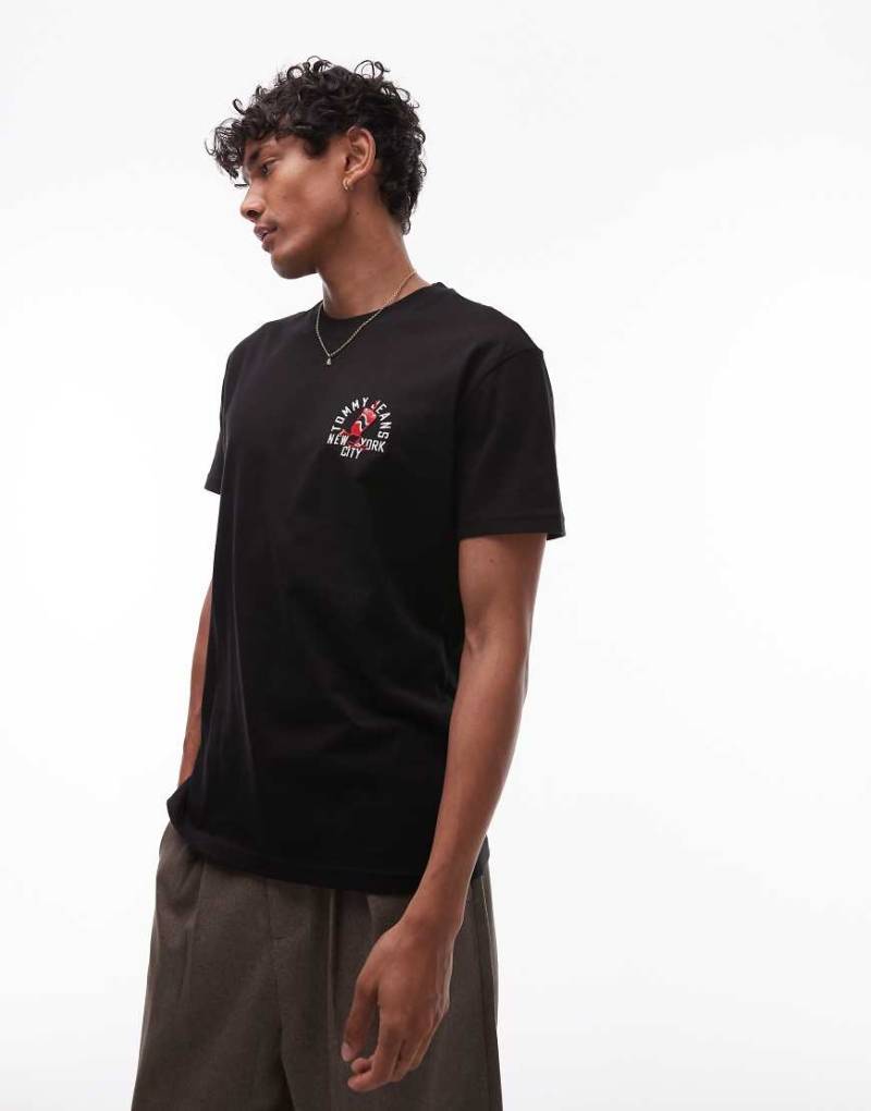 Tommy Jeans - T-Shirt in Schwarz mit Grafik auf der linken Brustseite von Tommy Jeans