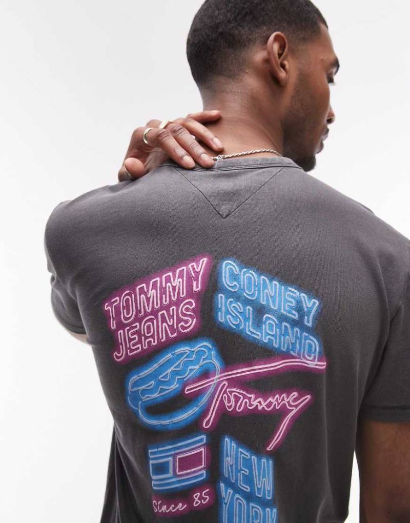 Tommy Jeans - T-Shirt in Schwarz mit neonfarbenem Grafikprint auf dem Rücken von Tommy Jeans