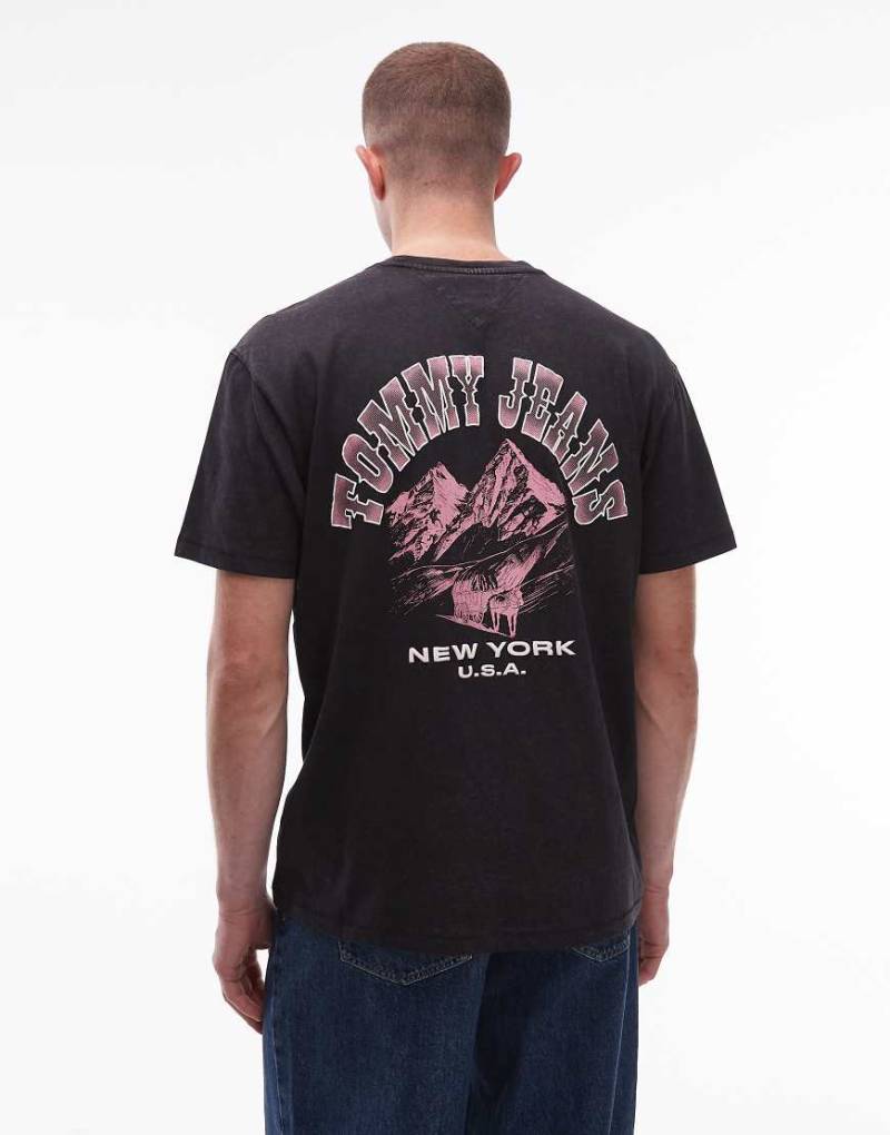 Tommy Jeans - T-Shirt in Schwarz mit Outdoor-Print von Tommy Jeans