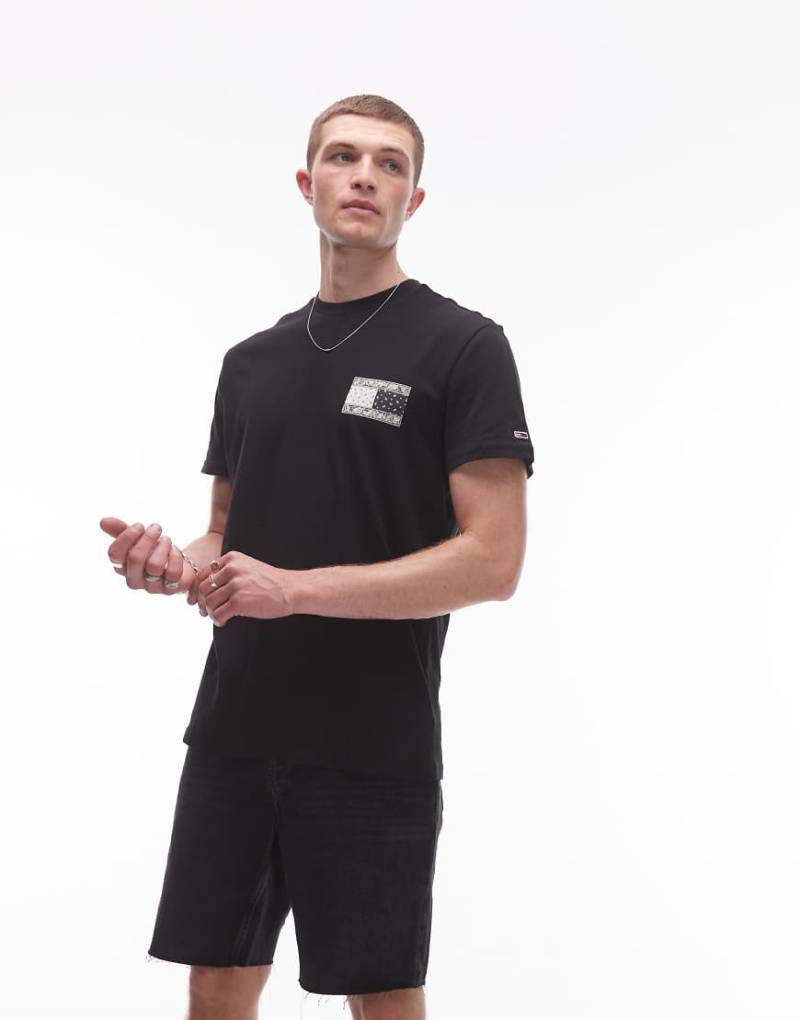 Tommy Jeans - T-Shirt in Schwarz mit Paisley-Flaggenprint auf dem Rücken von Tommy Jeans