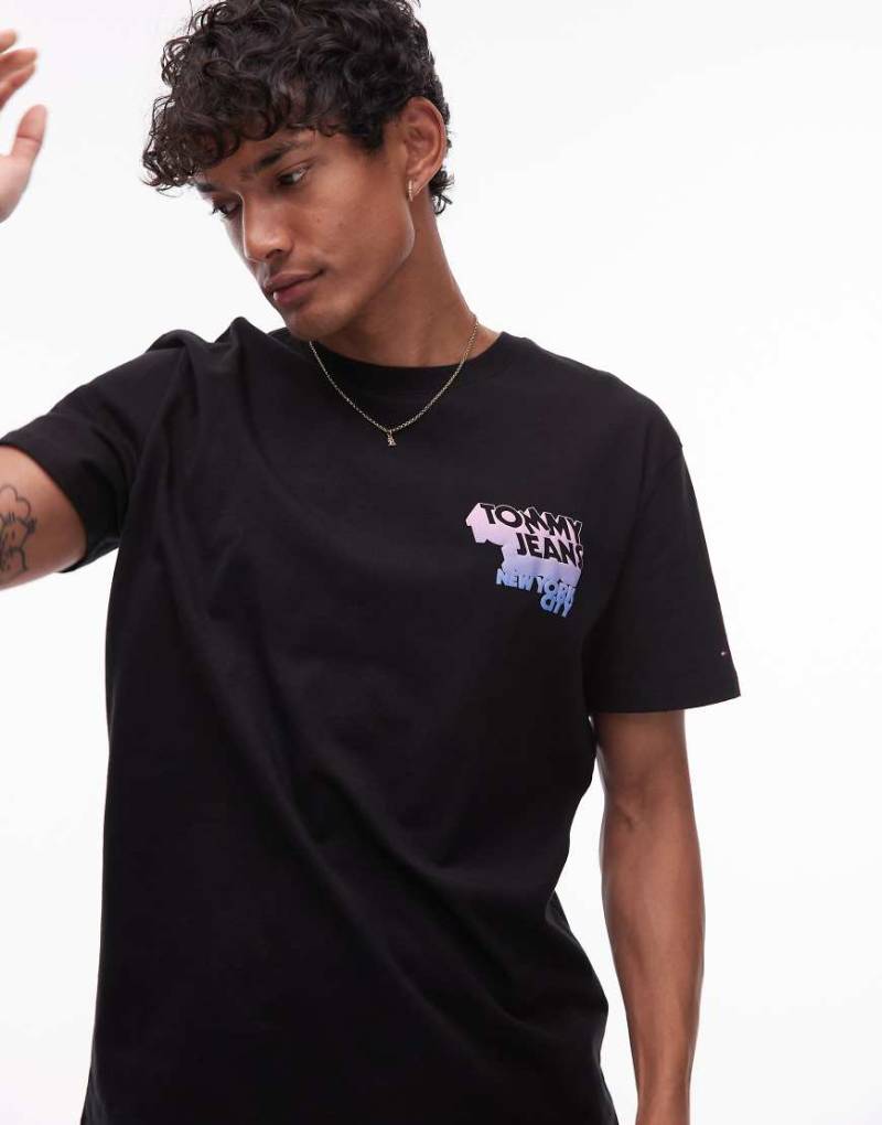 Tommy Jeans - T-Shirt in Schwarz mit Stapel-Print auf dem Rücken von Tommy Jeans