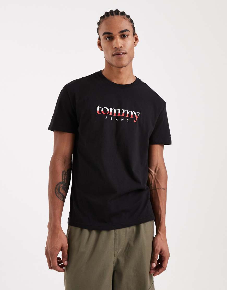 Tommy Jeans - T-Shirt in Schwarz mit großem Logo im Farbverlaufdesign von Tommy Jeans