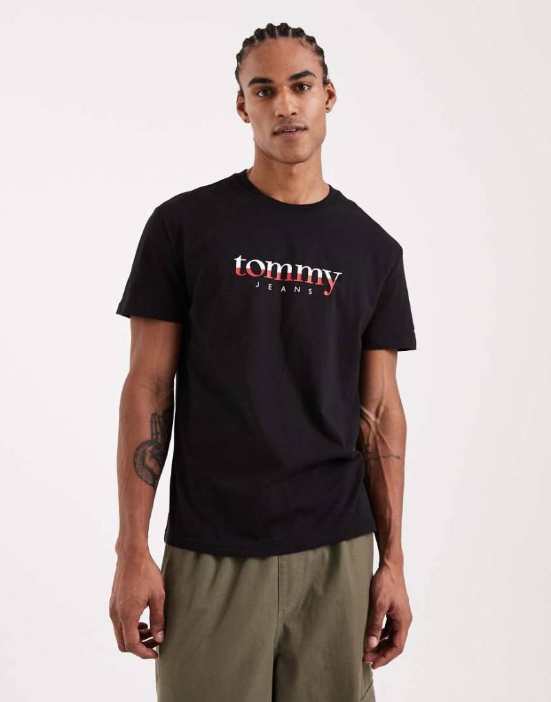 Tommy Jeans - T-Shirt in Schwarz mit großem Logo im Farbverlaufdesign von Tommy Jeans