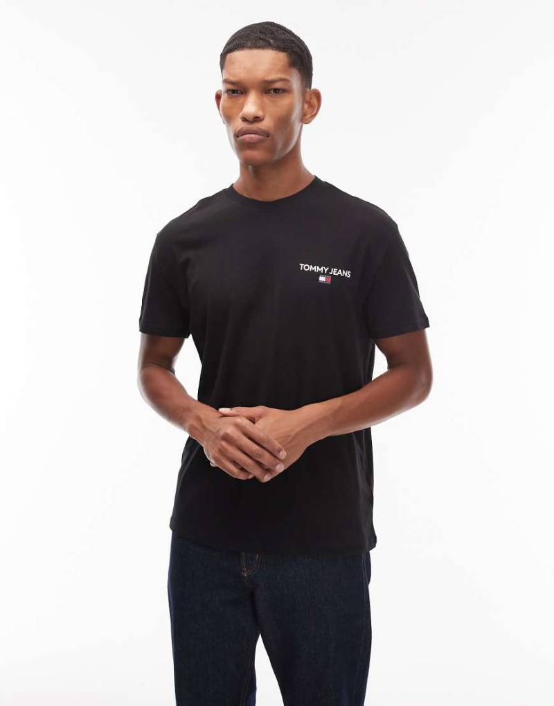 Tommy Jeans - T-Shirt in Schwarz mit klassischem, linearem Logoprint am Rücken von Tommy Jeans