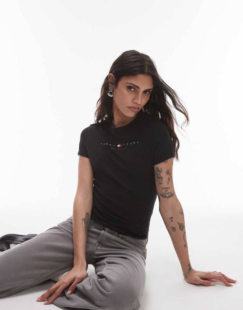 Tommy Jeans - T-Shirt in Schwarz mit linearem Logo mit USA-Flagge-Weiß von Tommy Jeans