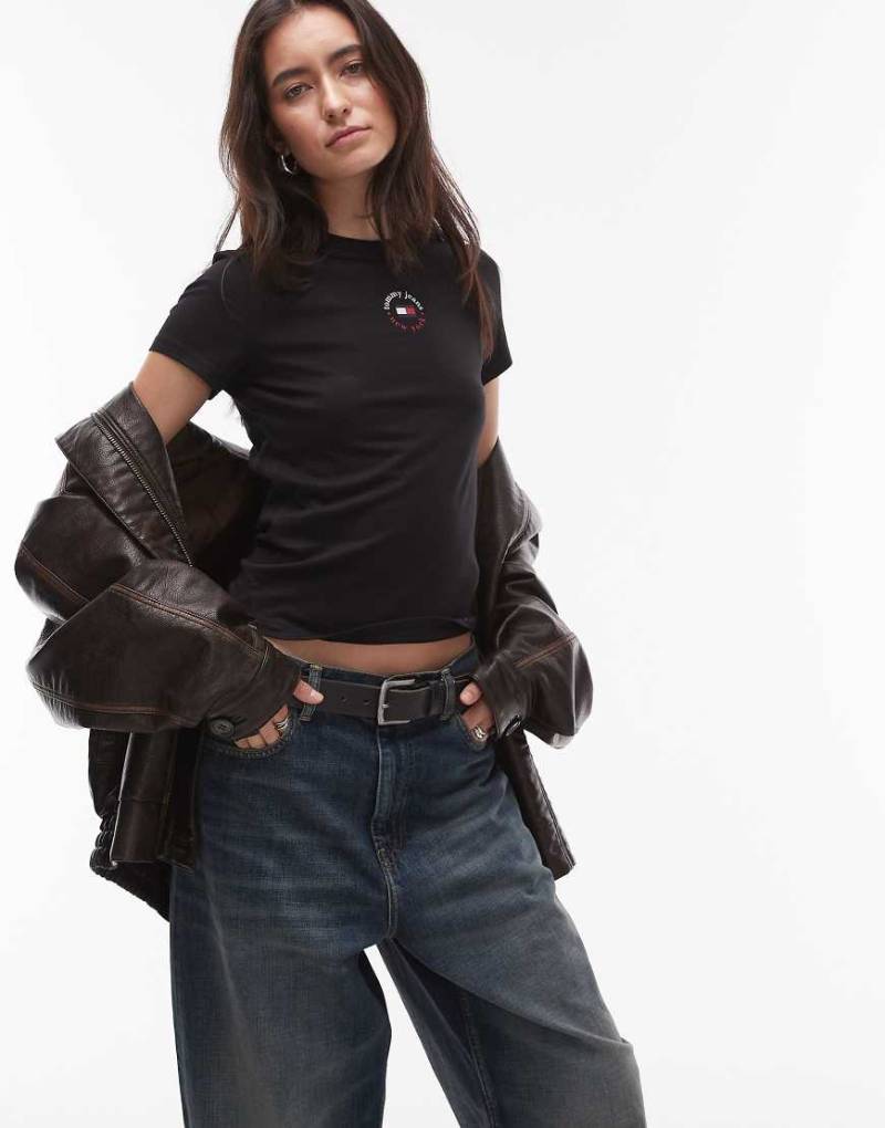 Tommy Jeans - T-Shirt in Schwarz mit mittigem, rundem Logo von Tommy Jeans