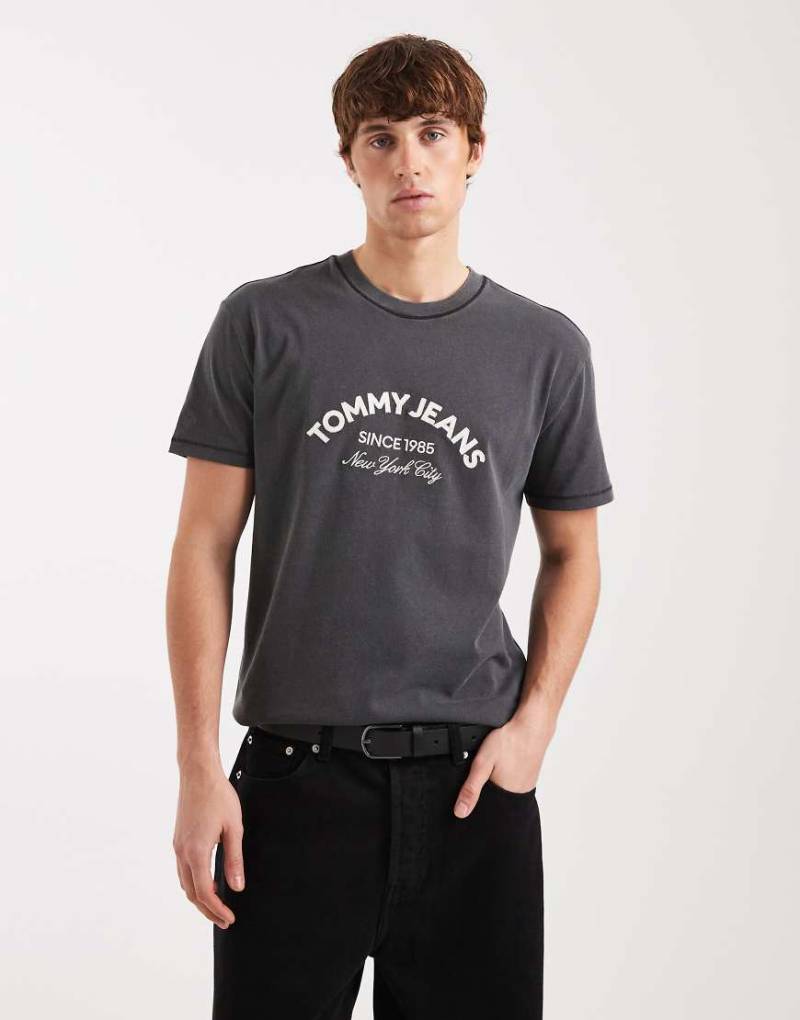 Tommy Jeans - T-Shirt in Schwarz mit mittigem Bogen-Logo von Tommy Jeans