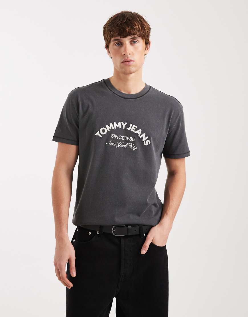 Tommy Jeans - T-Shirt in Schwarz mit mittigem Bogen-Logo von Tommy Jeans