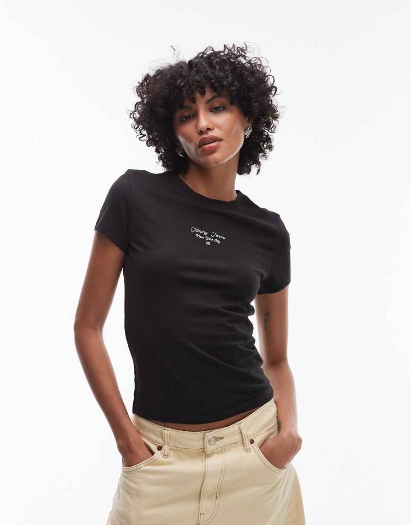 Tommy Jeans - T-Shirt in Schwarz mit mittigem Logo mit Wirbeldesign von Tommy Jeans