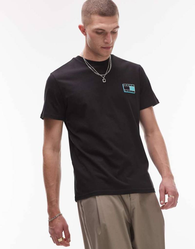 Tommy Jeans - T-Shirt in Schwarz mit neonfarbenem, knalligem Flaggenlogo von Tommy Jeans