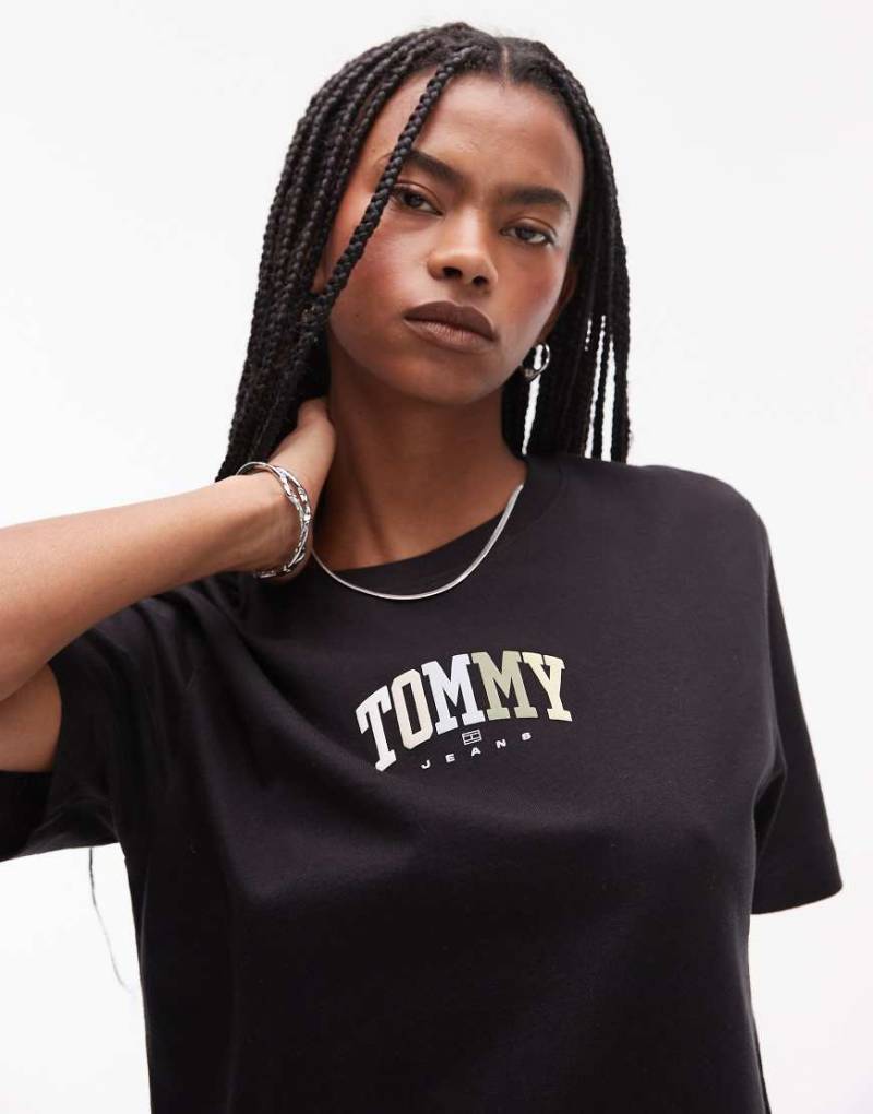 Tommy Jeans - T-Shirt in Schwarz mit neutralem College-Logo von Tommy Jeans