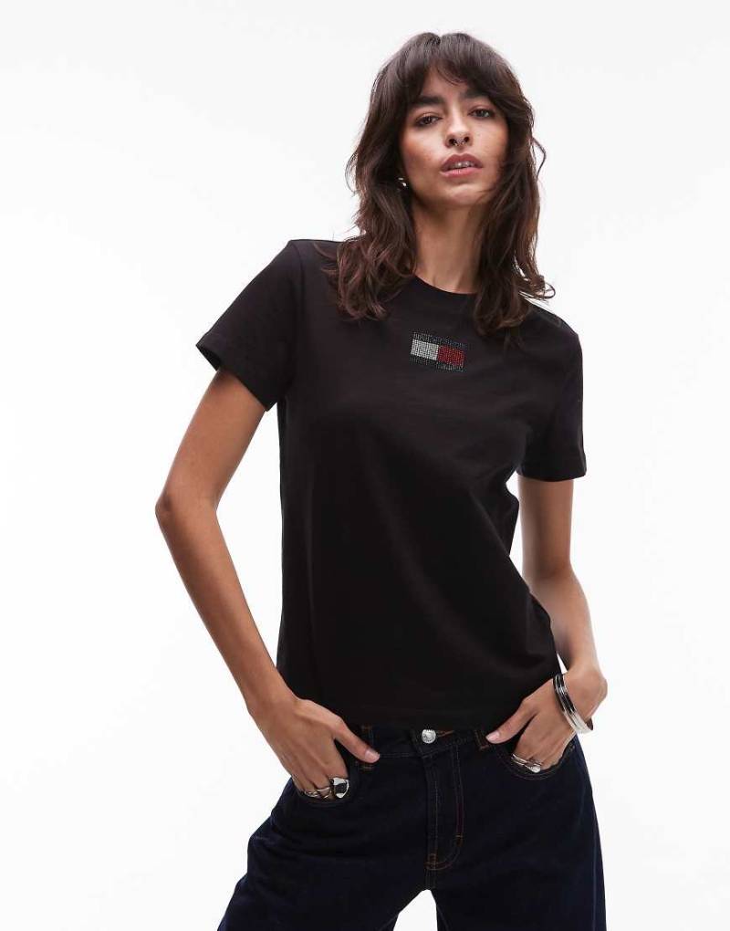 Tommy Jeans - T-Shirt in Schwarz mit strassbesetztem Flaggenlogo von Tommy Jeans