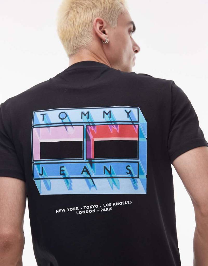 Tommy Jeans - T-Shirt in Schwarz mit verschwommenem Flaggenprint von Tommy Jeans